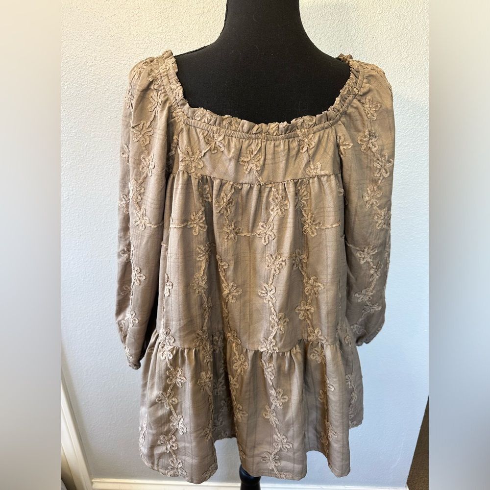NWT** HAYDEN LA brushed floral puff sleeve top in taupe Size M - Picture 8 of 14